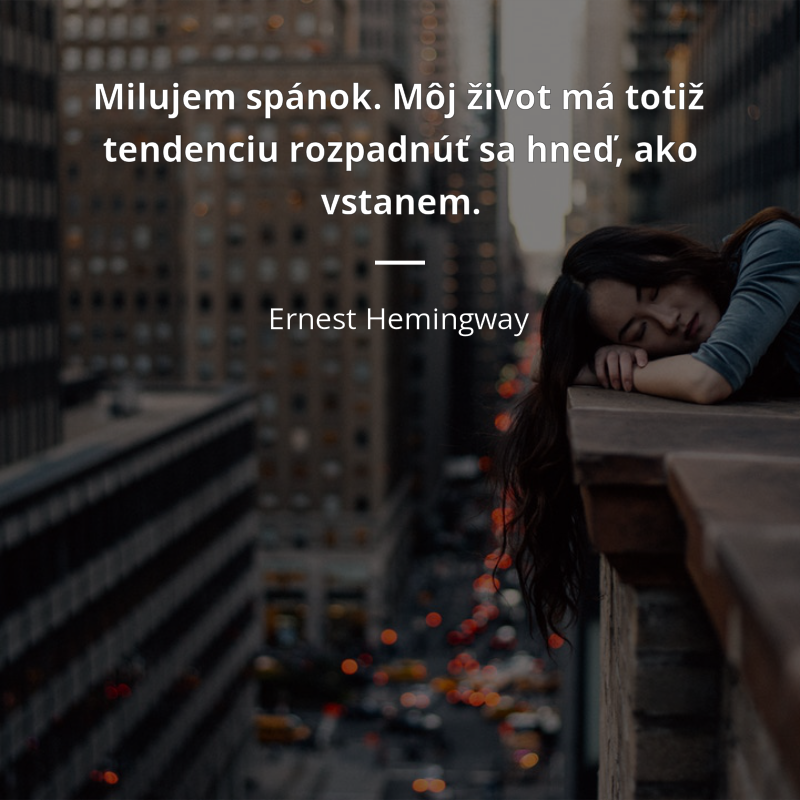 Ernest Hemingway citát: „Milujem spánok. Môj život má totiž tendenciu rozpadnúť sa hneď, ako vstanem.“